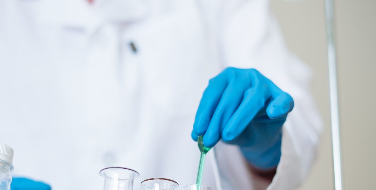 A mand doing experiments in a lab